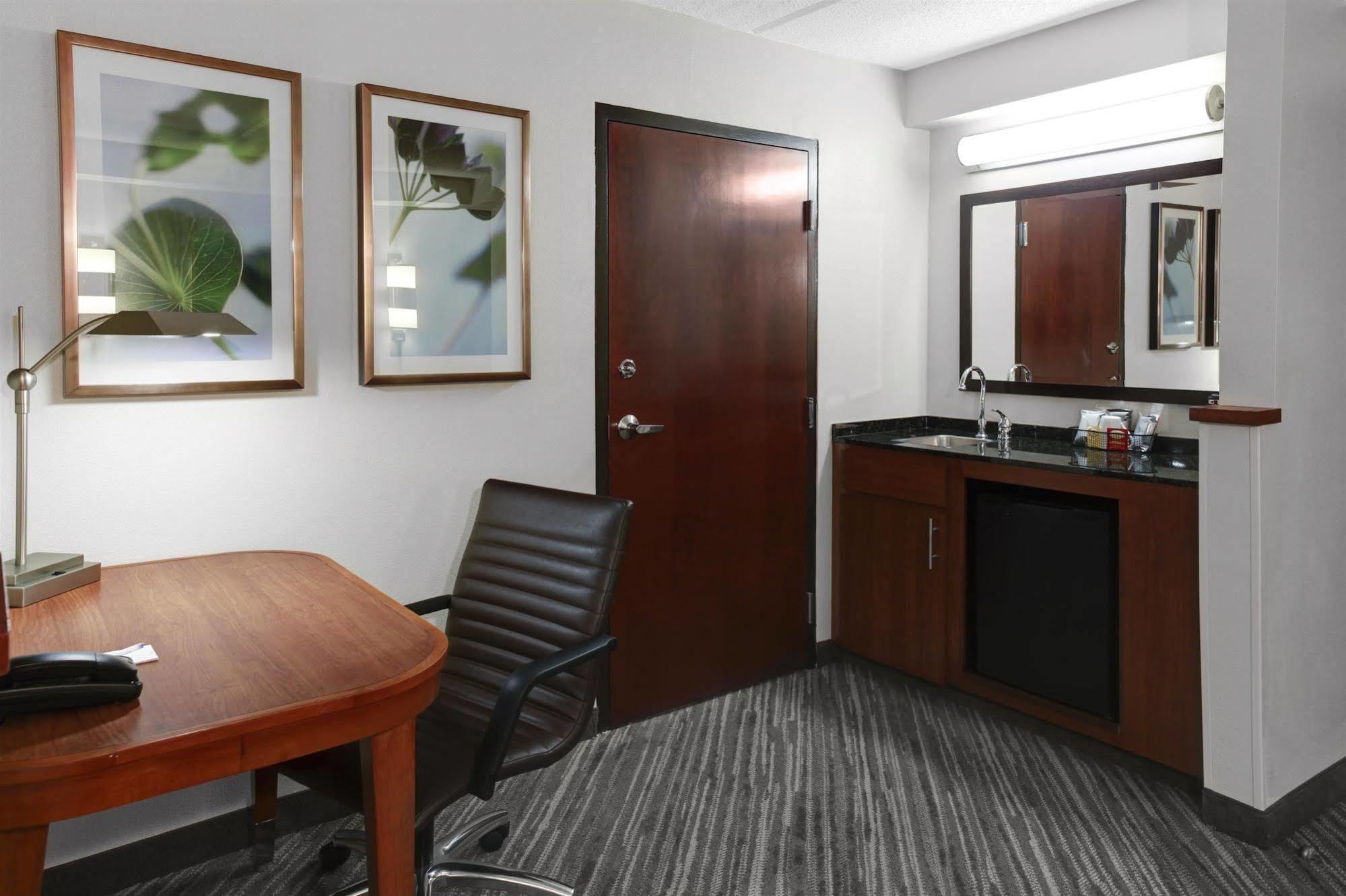Hyatt Place Charlotte Airport Billy Graham Parkway Bagian luar foto